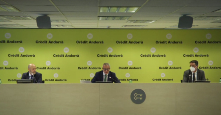 Martí Alfonso, director àrea Negoci Bancari Andorra; Joan R. Mas, director de Comunicació Corporativa, Màrqueting i Transformació Digital Clients, i Ignacio Fonseca, director de Gestió d’Actius, durant la roda de premsa telemàtica que han fet aquest dimecres.